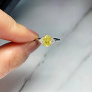 [18K, 1.27 carat] Yellow Gold Oval Fancy Vivid Yellow Color Diamond