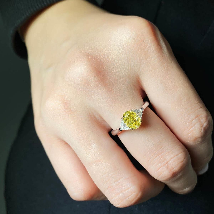 [18K, 1.27 carat] Yellow Gold Oval Fancy Vivid Yellow Color Diamond